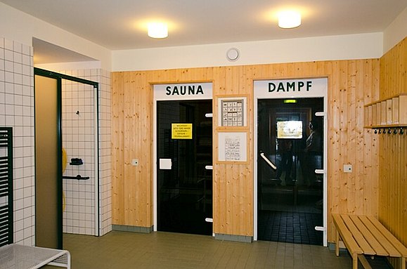 Blick auf die Eingänge zu Sauna und Dampfbad