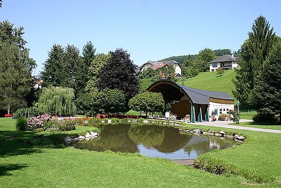 Blick auf den Musikpavillion im Kurpark Bad Schönau